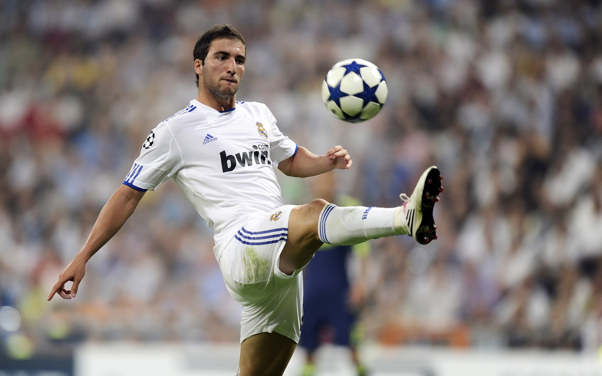 乐鱼体育平台-“意甲激烈争夺，年轻新星不断崭露头角”，2021意甲球星