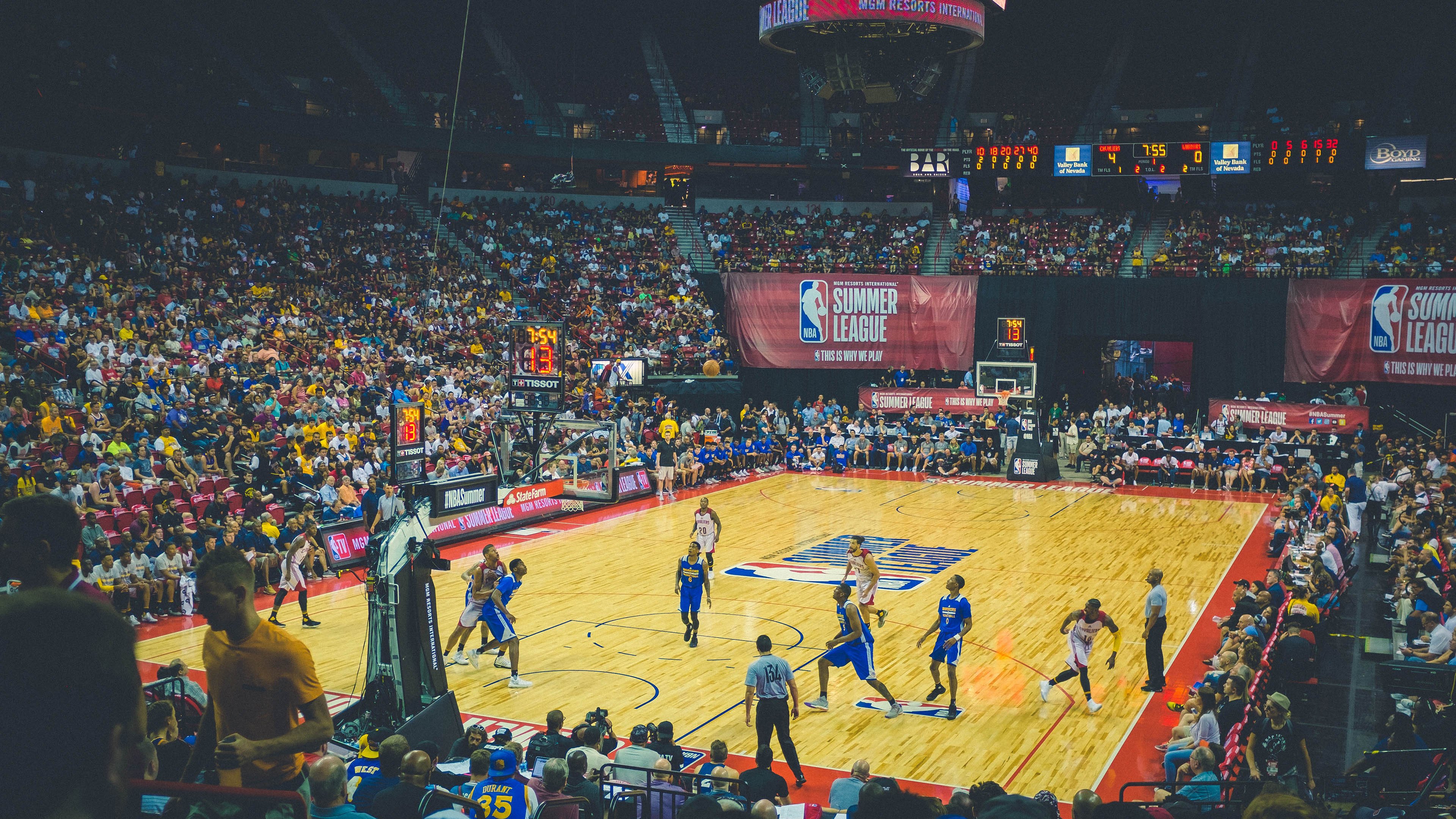 现代舞八打球赛，挥洒汗水与青春活力，现代舞八人舞蹈视频